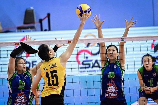 Nguyễn Thị Trinh tấn công trước Bích Thủy (HCĐG, phải) Nguyễn Thị Trinh tấn công trước Bích Thủy (HCĐG, phải)