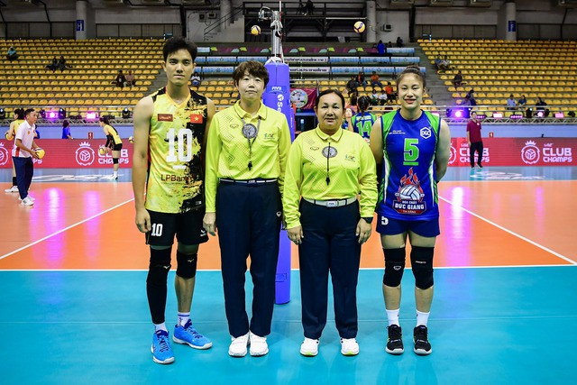 Hai đội trưởng Bích Tuyền (LPBank Ninh Bình, trái) và Hồng Ngát (HCĐG) trước trận tứ kết Hai đội trưởng Bích Tuyền (LPBank Ninh Bình, trái) và Hồng Ngát (HCĐG) trước trận tứ kết