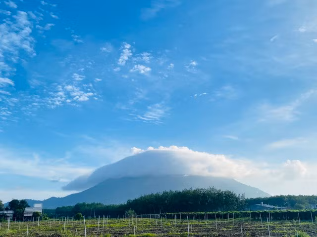 Hiện tượng mũ mây xuất hiện tại núi Bà Đen sáng 21.6