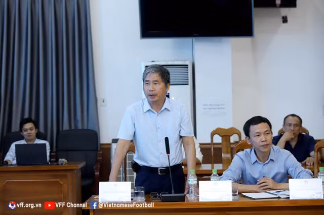 Ông Dương Nghiệp Khôi (đứng) - Tổng thư ký VFF giữ cương vị lãnh đội đội tuyển nữ Việt Nam tại SEA Games 32. Ảnh: VFF