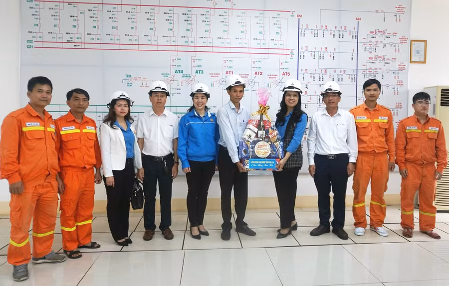 Bà Trần Lệ Nhung (thứ 4 từ phải sang)-Chủ tịch LĐLĐ tỉnh thăm, tặng quà Tết Quý Mão 2023 công nhân Trạm biến áp 500 kV Pleiku. Ảnh: Đinh Yến