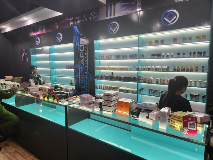Công an kiểm tra chuỗi cửa hàng vape D-Link Vapor ở Đà Nẵng