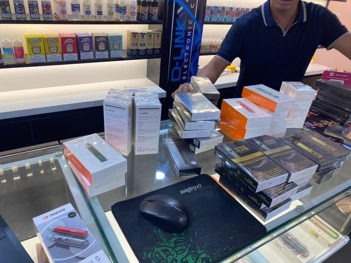 Công an ập vào chuỗi cửa hàng chuyên kinh doanh vape ở Đà Nẵng - Ảnh 3. Công an đã tịch thu hơn 7.800 sản phẩm thuốc lá điện tử, phụ kiện liên quan để điều tra