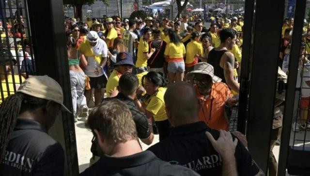 CĐV Colombia tràn vào sân ở trận chung kết Copa America 2024