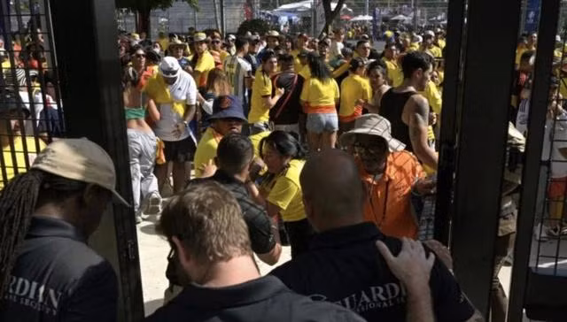 CĐV Colombia tràn vào sân ở trận chung kết Copa America 2024