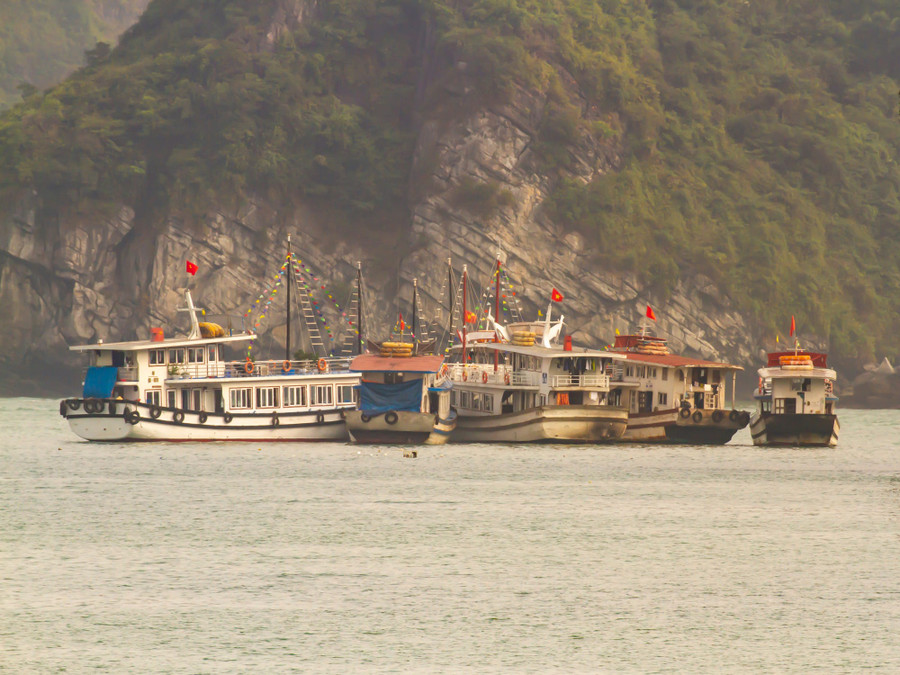 Du lịch Việt Nam điểm đến thay thế - Ảnh 3. Vịnh Hạ Long là nơi tập trung đông đúc tàu thuyền đưa đón du khách. Ảnh INSIDER