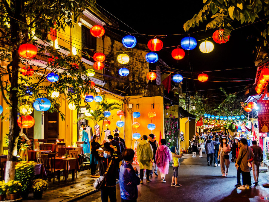 Du lịch Việt Nam điểm đến thay thế - Ảnh 5. Khung cảnh ban đêm bên trong phố cổ Hội An. Ảnh: INSIDER
