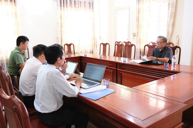 Tổng Biên tập Báo VietnamEuropa bị xử phạt 7,5 triệu đồng vì tự cấp thẻ nhà báo - Ảnh 1. Cơ quan chức năng làm việc với Tổng biên tập Báo VietnamEuropa. Ảnh: TÂN KỲ