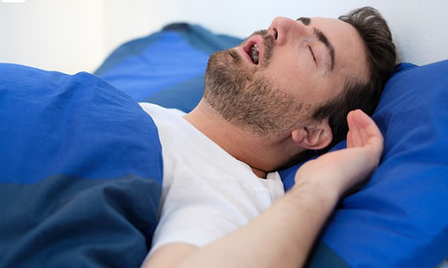 Thường xuyên thức giấc nửa đêm có thể là triệu chứng của chứng ngưng thở khi ngủ. Ảnh: Shutterstock Thường xuyên thức giấc nửa đêm có thể là triệu chứng của chứng ngưng thở khi ngủ. Ảnh: Shutterstock