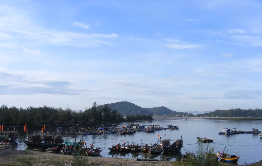 Loại thuyền nhỏ ngư dân xã Nghi Quang dùng để đánh bắt hải sản ven bờ. Ảnh minh họa.