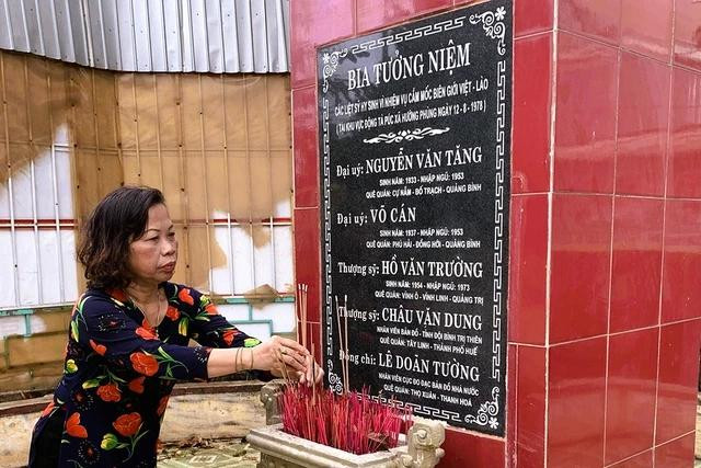 Bà Đỗ Thị Sen thắp hương bia tưởng niệm 5 liệt sĩ hy sinh ngày 12.8.1978 Bà Đỗ Thị Sen thắp hương bia tưởng niệm 5 liệt sĩ hy sinh ngày 12.8.1978