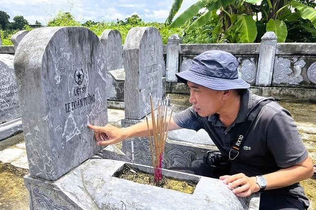 PV Báo Thanh Niên viếng mộ liệt sĩ Lê Doãn Tường tại nghĩa trang thôn Bột Thượng, xã Xuân Sinh, H.Thọ Xuân, Thanh Hóa PV Báo Thanh Niên viếng mộ liệt sĩ Lê Doãn Tường tại nghĩa trang thôn Bột Thượng, xã Xuân Sinh, H.Thọ Xuân, Thanh Hóa