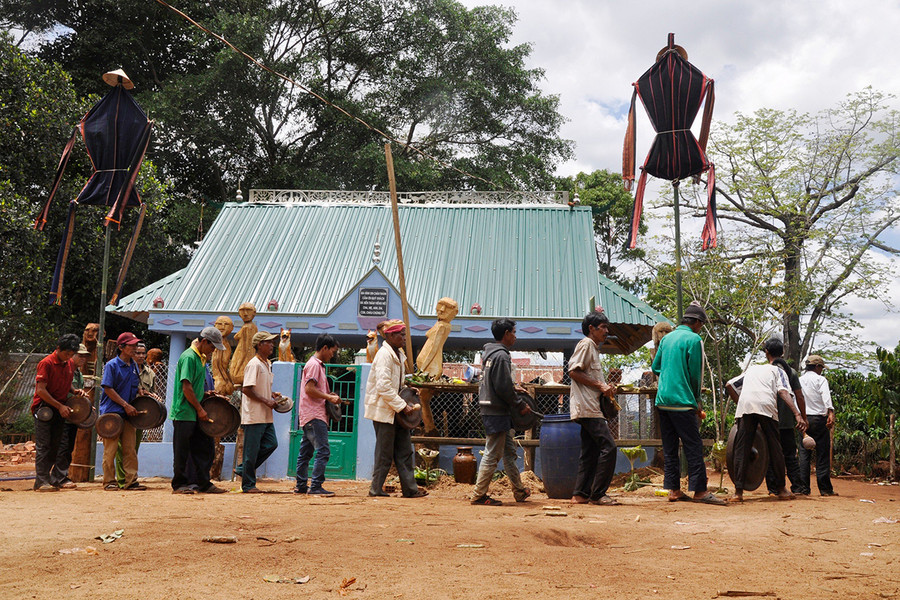 Người dân trình diễn cồng chiêng trong lễ bỏ mả. Ảnh: X.T Người dân trình diễn cồng chiêng trong lễ bỏ mả. Ảnh: X.T