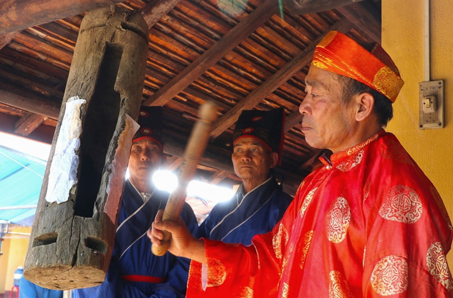 Ông Trần Ngọc Hỷ là thế hệ thứ 3 trong gia đình làm phụng tế đình An Khê. Ảnh: Ngọc Minh Ông Trần Ngọc Hỷ là thế hệ thứ 3 trong gia đình làm phụng tế đình An Khê. Ảnh: Ngọc Minh