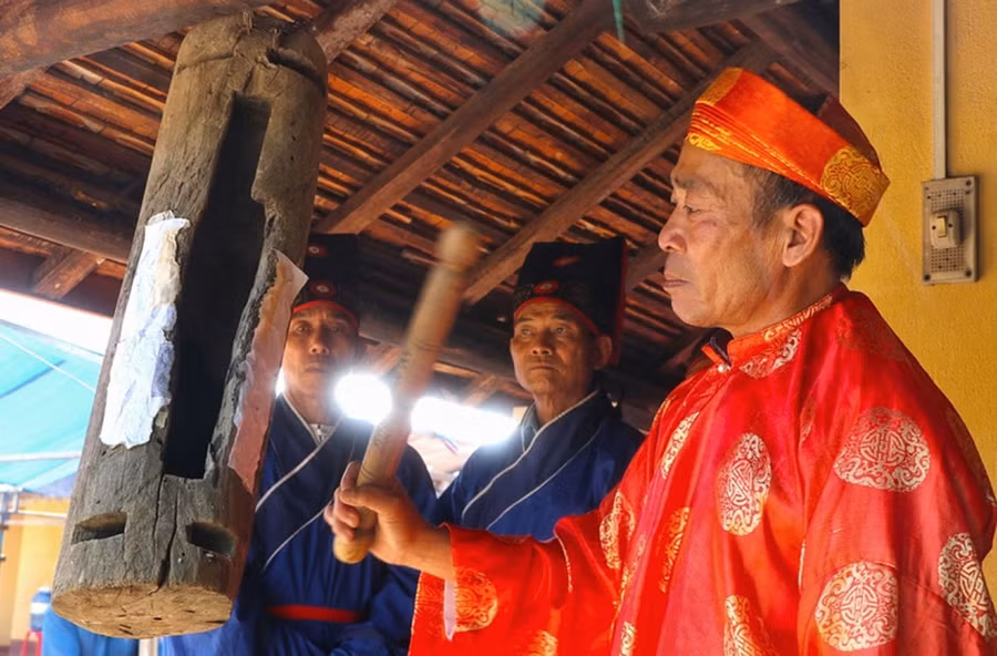 Ông Trần Ngọc Hỷ là thế hệ thứ 3 trong gia đình làm phụng tế đình An Khê. Ảnh: Ngọc Minh