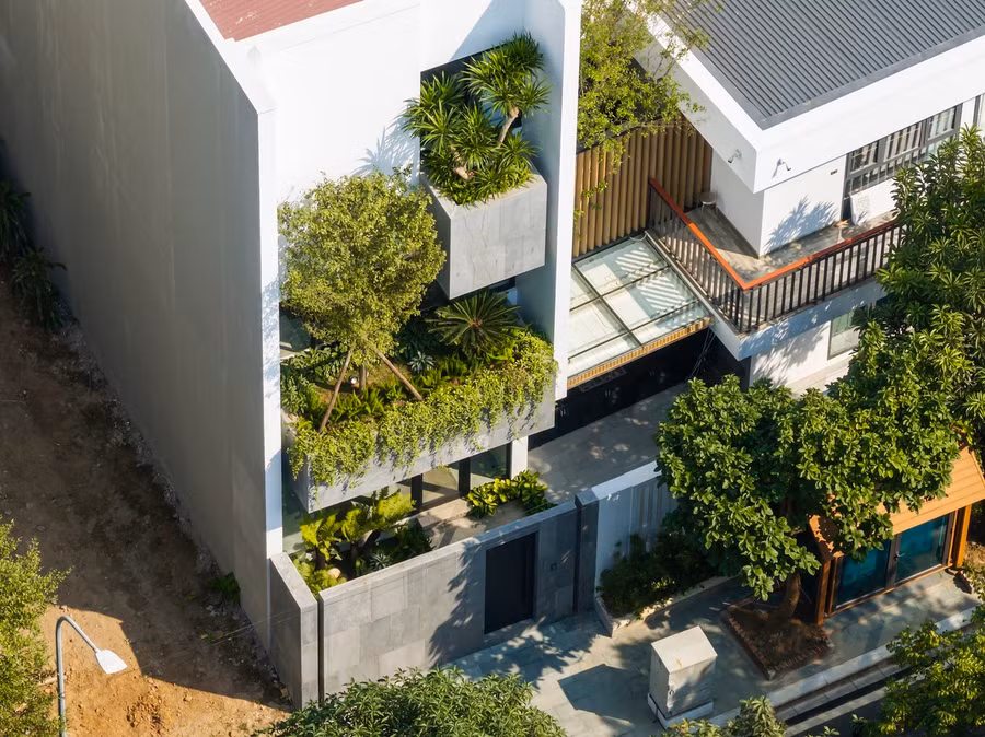 Ngôi nhà này tọa lạc tại trung tâm TP Việt Trì (Phú Thọ), với diện tích 97,5m2. Các kiến trúc sư được đề nghị mở rộng không gian sống của ngôi nhà, đồng thời khắc phục tình trạng nóng bức do khu đất nằm ở hướng Tây. Ngôi nhà này tọa lạc tại trung tâm TP Việt Trì (Phú Thọ), với diện tích 97,5m2. Các kiến trúc sư được đề nghị mở rộng không gian sống của ngôi nhà, đồng thời khắc phục tình trạng nóng bức do khu đất nằm ở hướng Tây.