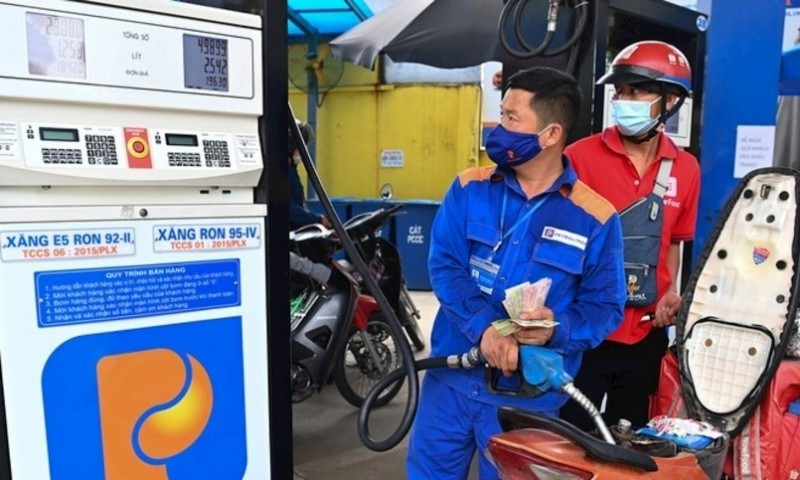 Giá xăng dầu đồng loạt tăng từ chiều nay. Ảnh: Nguyễn Tuấn