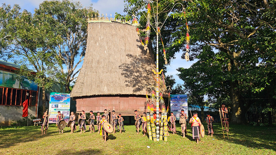 Nhà rông làng Ốp, phường Hoa Lư, TP. Pleiku. Ảnh: T.D Nhà rông làng Ốp, phường Hoa Lư, TP. Pleiku. Ảnh: T.D
