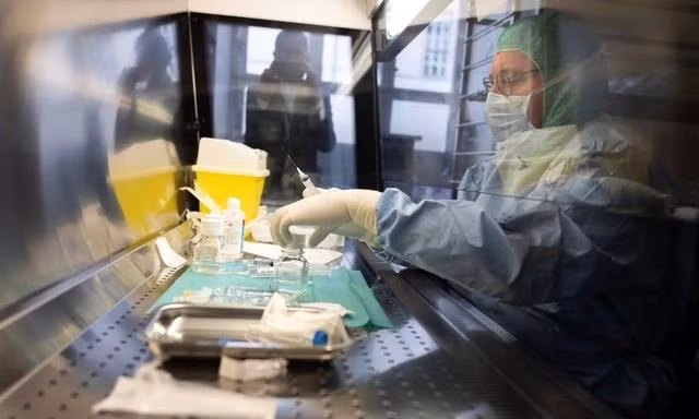 Bác sĩ chuẩn bị thực khuẩn thể tại bệnh viện ở Lyon (Pháp). Thực khuẩn thể - virus ký sinh trên vi khuẩn - có thể là cách để chống vi khuẩn kháng kháng sinh. ẢNH: AFP