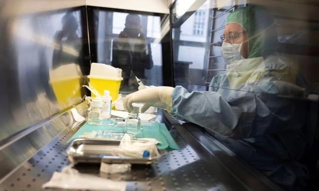 Bác sĩ chuẩn bị thực khuẩn thể tại bệnh viện ở Lyon (Pháp). Thực khuẩn thể - virus ký sinh trên vi khuẩn - có thể là cách để chống vi khuẩn kháng kháng sinh. ẢNH: AFP