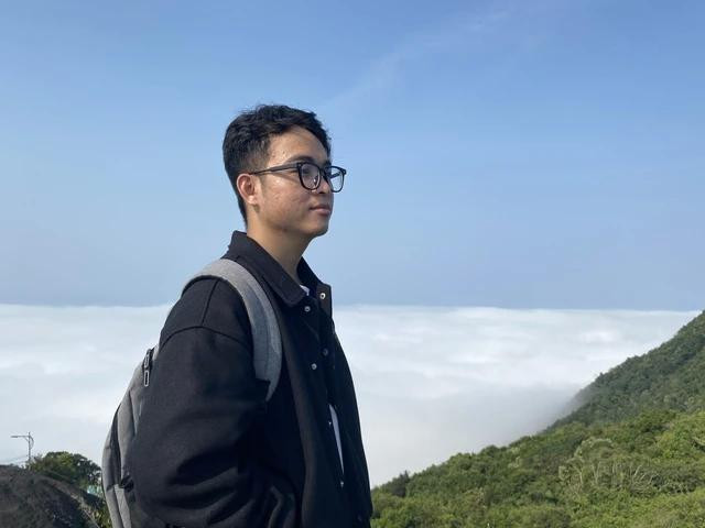 Ở TP.Đà Nẵng 4 năm, đây là lần ghé thăm đỉnh Bàn Cờ đầu tiên của Nguyễn Duy Phúc (22 tuổi, sinh viên Trường ĐH Sư phạm kỹ thuật – ĐH Đà Nẵng), nói: &quot;Sự kiện tỉ phú Bill Gates tới thăm đỉnh Bàn Cờ khiến nhiều người rất quan tâm, tôi cũng thấy thú vị và tò mò nên cuối tuần tranh thủ đến đây trải nghiệm&quot;. Ảnh: THY PHƯỚC