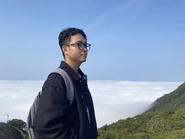 Ở TP.Đà Nẵng 4 năm, đây là lần ghé thăm đỉnh Bàn Cờ đầu tiên của Nguyễn Duy Phúc (22 tuổi, sinh viên Trường ĐH Sư phạm kỹ thuật – ĐH Đà Nẵng), nói: "Sự kiện tỉ phú Bill Gates tới thăm đỉnh Bàn Cờ khiến nhiều người rất quan tâm, tôi cũng thấy thú vị và tò mò nên cuối tuần tranh thủ đến đây trải nghiệm". Ảnh: THY PHƯỚC