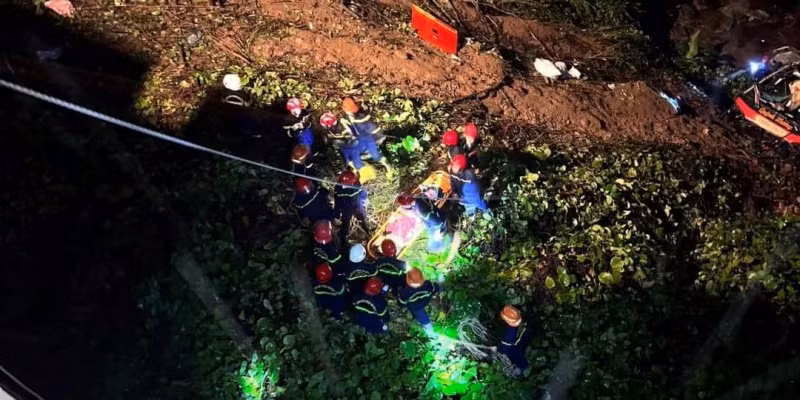 Lực lượng cứu hộ, cứu nạn tại hiện trường vụ tai nạn xe khách lao xuống vực tại Đà Nẵng khiến nhiều người thương vong. Ảnh: Hoài Thu/cand