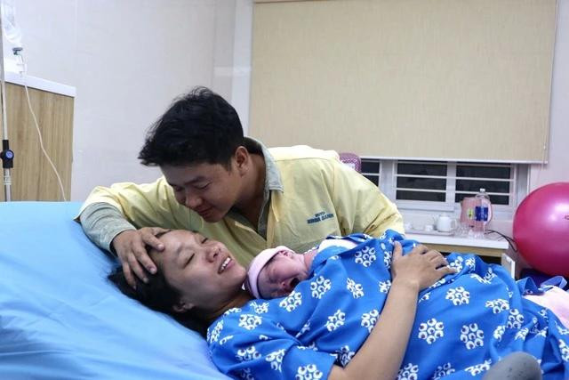 Theo Sản phụ Lê Thị Tuyết (30 tuổi, ngụ TP.Thủ Đức) cùng chồng hạnh phúc đón con gái chào đời lúc 0 giờ ngày 1.1.2024 tại Bệnh viện Từ Dũ. Ảnh: DU YÊN
