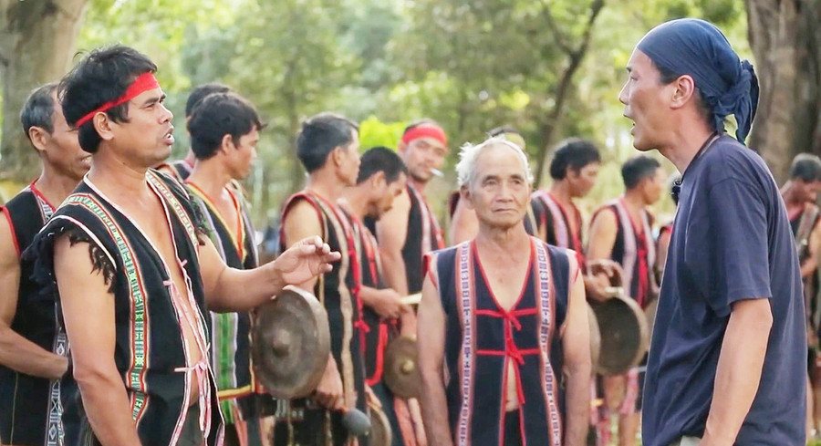 Nhà nghiên cứu Bùi Trọng Hiền (bìa phải) đã theo sát với đội cồng chiêng làng Mrông Yố từ năm 2004 khi lập hồ sơ Không gian văn hóa cồng chiêng Tây Nguyên trình UNESCO. Ảnh: Hoàng Ngọc