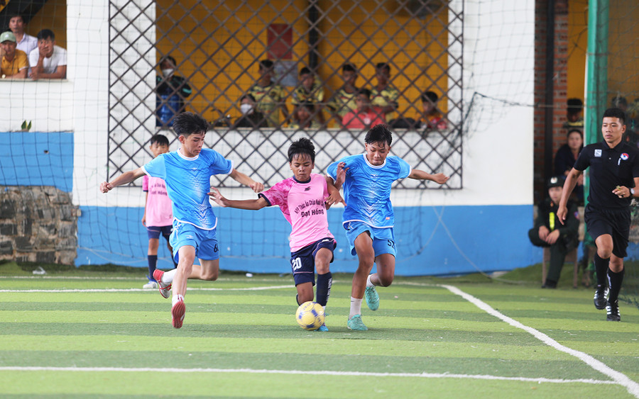 Các trận đấu diễn ra hấp dẫn và sôi nổi. Ảnh: L.V.N Các trận đấu diễn ra hấp dẫn và sôi nổi. Ảnh: L.V.N