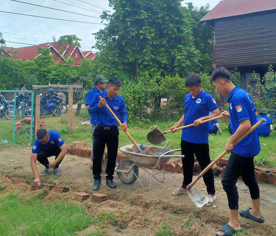 Sinh viên Trường Đại học Công thương TP. Hồ Chí Minh dọn dẹp khuôn viên nhà sinh hoạt cộng đồng tại xã Kim Tân (huyện Ia Pa). Ảnh: Phan Lài Sinh viên Trường Đại học Công thương TP. Hồ Chí Minh dọn dẹp khuôn viên nhà sinh hoạt cộng đồng tại xã Kim Tân (huyện Ia Pa). Ảnh: Phan Lài