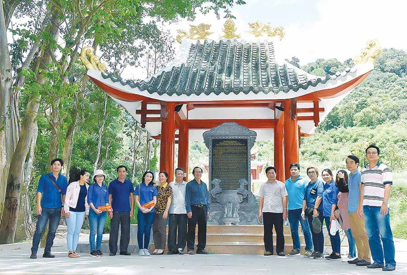 Đoàn cán bộ, viên chức Báo Gia Lai thăm Khu Di tích lịch sử cách mạng của tỉnh tại xã Krong (huyện Kbang). Ảnh: Đức Thụy Đoàn cán bộ, viên chức Báo Gia Lai thăm Khu Di tích lịch sử cách mạng của tỉnh tại xã Krong (huyện Kbang). Ảnh: Đức Thụy