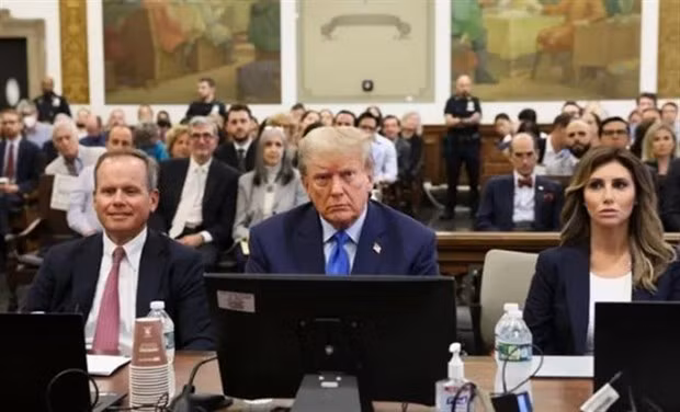 Cựu Tổng thống Mỹ Donald Trump (giữa, hàng đầu) tại phiên xét xử của Tòa án quận Manhattan, bang New York (Mỹ), ngày 2/10/2023. (Ảnh: USA Today/TTXVN)