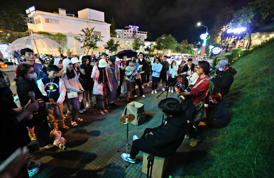 Phố đi bộ ở khu Hòa Bình, Phường 1, TP Đà Lạt hoạt động trở lại sau thời gian dài tạm ngừng hoạt động do dịch Covid-19 Phố đi bộ ở khu Hòa Bình, Phường 1, TP Đà Lạt hoạt động trở lại sau thời gian dài tạm ngừng hoạt động do dịch Covid-19