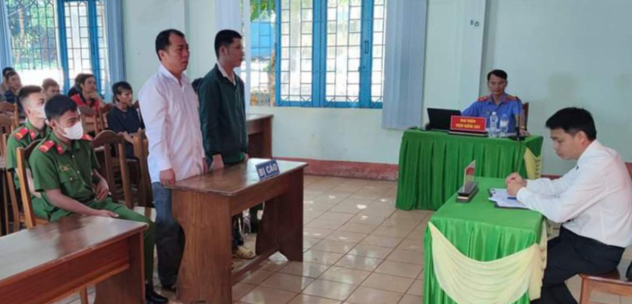 Quang cảnh phiên tòa xét xử lưu động tại hội trường UBND xã Kon Thụp (ảnh Công an huyện Mang Yang cung cấp).