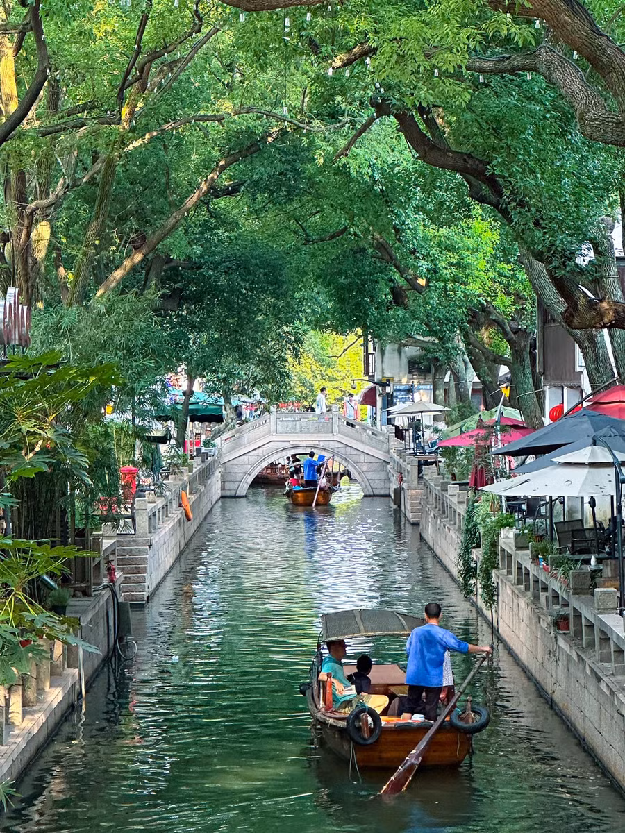 Vé tham quan cổ trấn có giá trị 24 giờ, giá 40 tệ/trẻ em, 100 tệ/người lớn (khoảng 130.000 - 330.000 đồng), có ưu đãi cho học sinh.