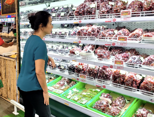 Nho Trung Quốc chiếm phần lớn trong quầy kệ nho nhập khẩu của siêu trên đường Phạm Văn Đồng Nho Trung Quốc chiếm phần lớn trong quầy kệ nho nhập khẩu của siêu trên đường Phạm Văn Đồng