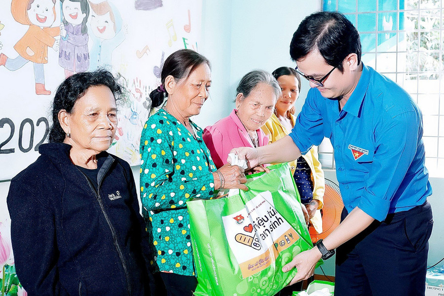 Bí thư thứ nhất Trung ương Đoàn Bùi Quang Huy tặng quà cho gia đình chính sách tại xã Ia Hiao (huyện Phú Thiện). Ảnh: Đức Thụy Bí thư thứ nhất Trung ương Đoàn Bùi Quang Huy tặng quà cho gia đình chính sách tại xã Ia Hiao (huyện Phú Thiện). Ảnh: Đức Thụy