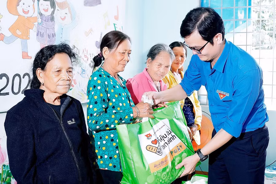 Bí thư thứ nhất Trung ương Đoàn Bùi Quang Huy tặng quà cho gia đình chính sách tại xã Ia Hiao (huyện Phú Thiện). Ảnh: Đức Thụy