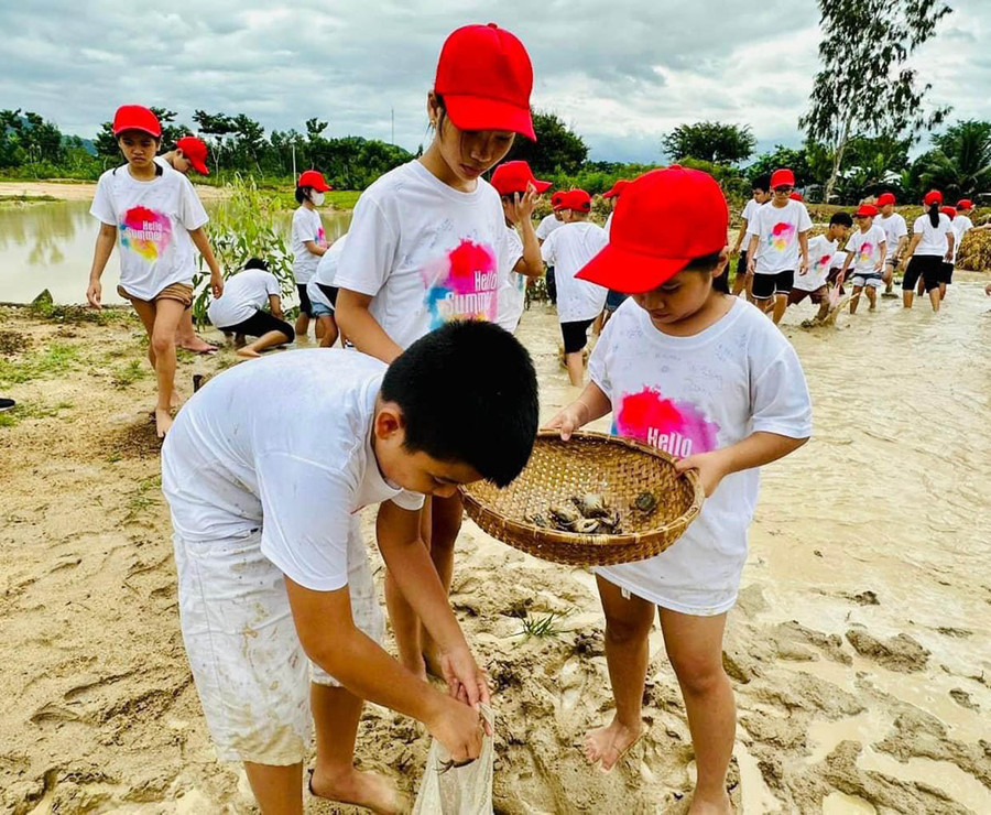 Các em nhỏ trải nghiệm hoạt động bắt cua, cá tại lớp rèn luyện kỹ năng sống “Tôi muốn trưởng thành”. Ảnh: Nay Chương