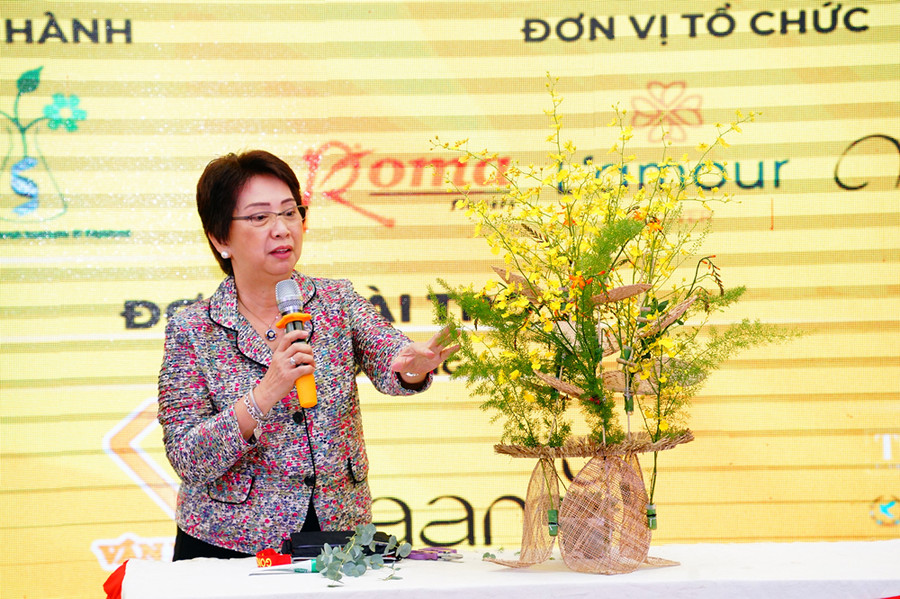 Nghệ nhân Philippines trình diễn nghệ thuật cắm hoa