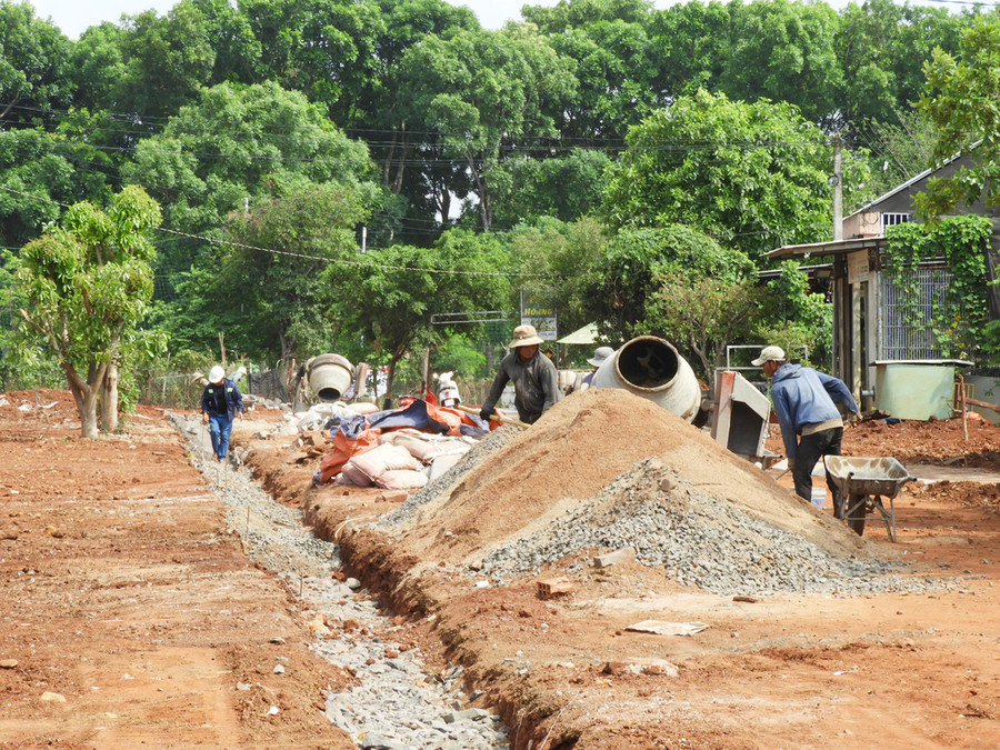 Trong năm 2023, người có uy tín trong đồng bào dân tộc thiểu số của huyện Chư Pưh đã tích cực vận động nhân dân hiến đất, đóng góp kinh phí và ngày công để làm đường giao thông nông thôn. Ảnh: Thanh Nhật Trong năm 2023, người có uy tín trong đồng bào dân tộc thiểu số của huyện Chư Pưh đã tích cực vận động nhân dân hiến đất, đóng góp kinh phí và ngày công để làm đường giao thông nông thôn. Ảnh: Thanh Nhật