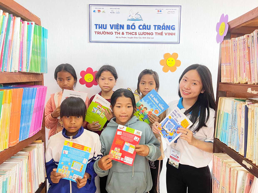 Nhóm từ thiện Fly To Sky trao tặng thư viện Bồ câu trắng cho Trường Tiểu học và THCS Lương Thế Vinh (xã Ia Pnôn, huyện Đức Cơ). Ảnh: Minh Nhật Nhóm từ thiện Fly To Sky trao tặng thư viện Bồ câu trắng cho Trường Tiểu học và THCS Lương Thế Vinh (xã Ia Pnôn, huyện Đức Cơ). Ảnh: Minh Nhật