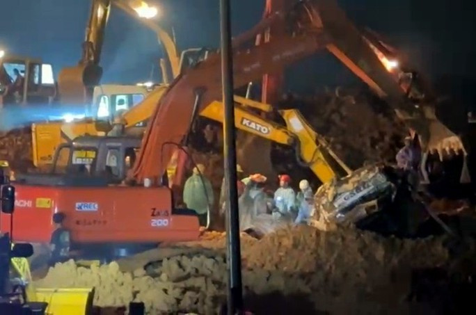 Tìm thấy thi thể 3 cán bộ CSGT trong vụ sạt lở đèo Bảo Lộc - Ảnh 2.