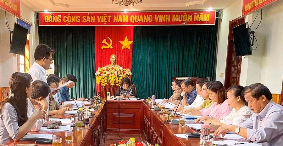 Đoàn giám sát của HĐND tỉnh làm việc với UBND tỉnh và các sở, ban, ngành xung quanh việc thực hiện các quy định của pháp luật về tảo hôn, hôn nhân cận huyết vùng DTTS. Ảnh: L.N