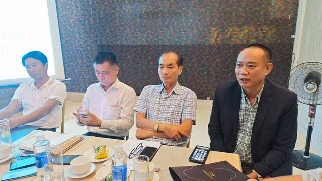 Lãnh đạo Vinacas và các doanh nghiệp tại buổi trao đổi báo chí chiều tối 31-5 Lãnh đạo Vinacas và các doanh nghiệp tại buổi trao đổi báo chí chiều tối 31-5