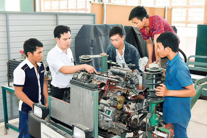 Sinh viên Trường Cao đẳng Gia Lai thực hành sửa chữa động cơ ô tô (ảnh minh họa, ảnh: Đ.T)