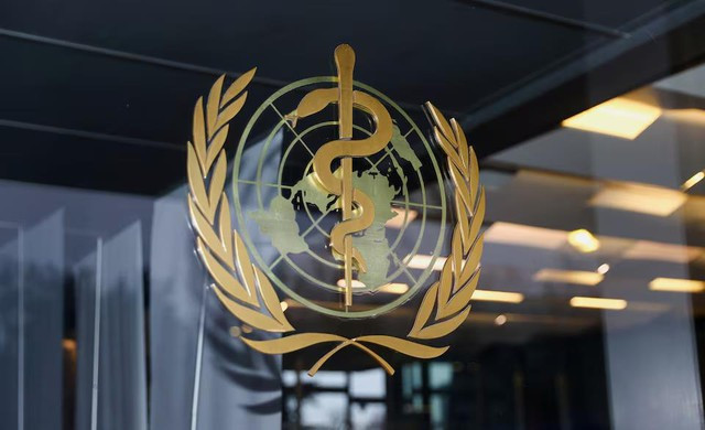 Logo của WHO trên một trong các cánh cửa ở trụ sở chính tại Geneva - Thụy Sĩ - Ảnh: REUTERS