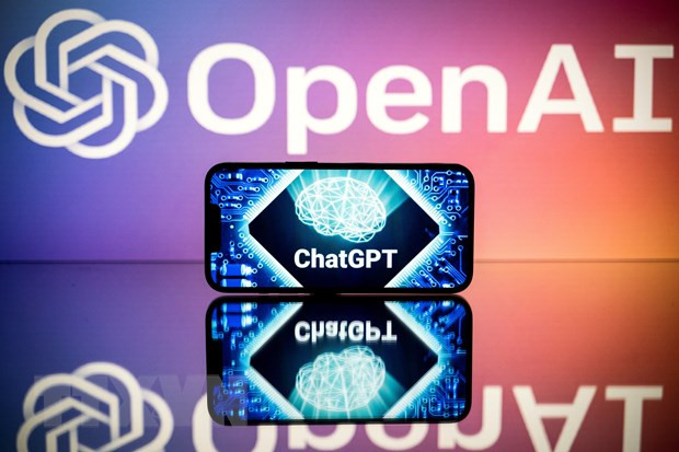 Ứng dụng ChatGPT của OpenAI đã khơi mào cho cuộc đua trang bị AI. (Ảnh: AFP/TTXVN)