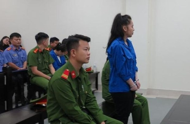 Bị cáo Phượng (đứng) và bị cáo Hoa (ngồi hàng sau) tại phiên tòa ngày 18/9. Bị cáo Phượng (đứng) và bị cáo Hoa (ngồi hàng sau) tại phiên tòa ngày 18/9.